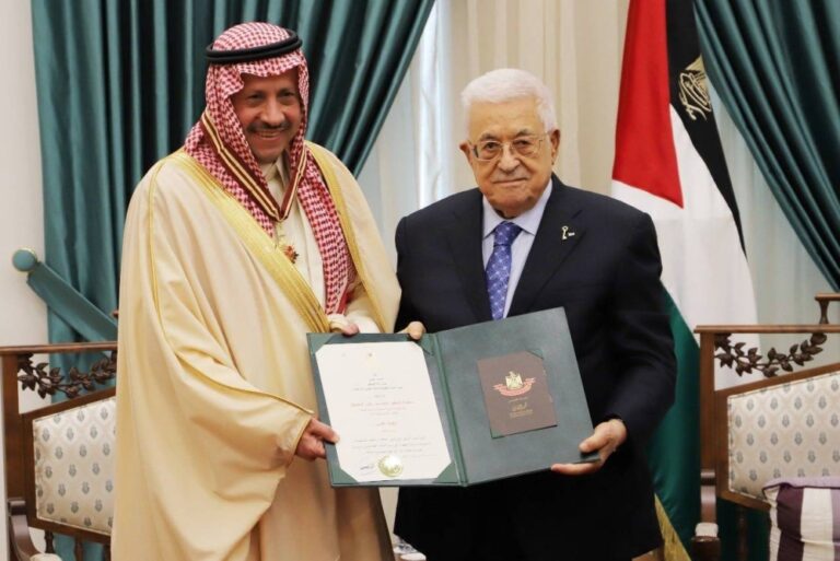 الرئيس-الفلسطيني-يقلّد-سفير-المملكة-غير-المقيم-وسام-نجمة-القدس