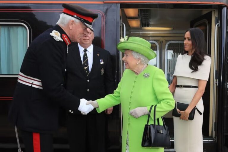 معرض-في-لندن-يسلّط-الضوء-على-أزياء-الملكة-إليزابيث-الثانية