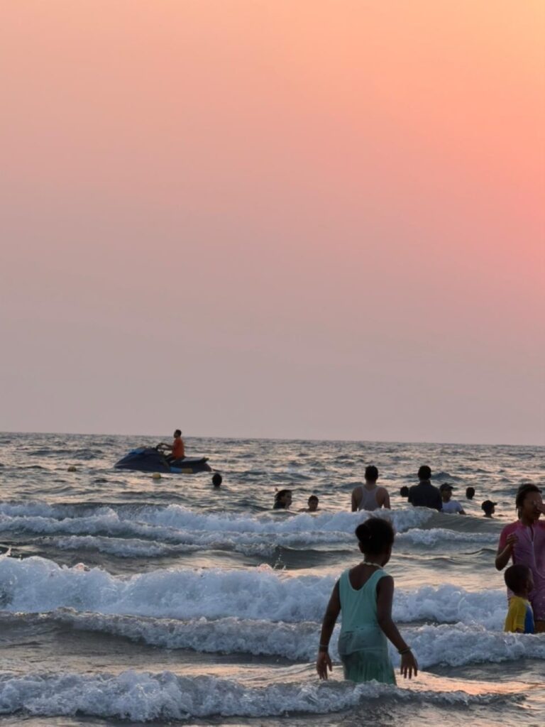 شتاء-القنفذة-يستهوي-الزوار-ومحبي-السباحة