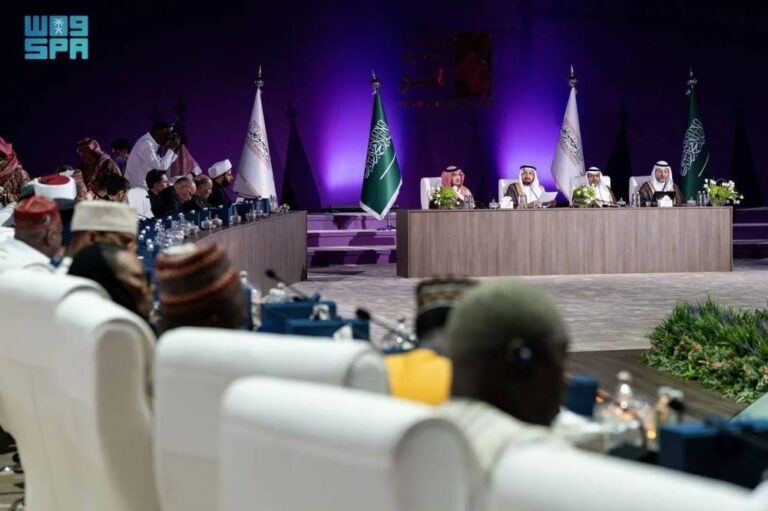 وزير-الحج-والعمرة-يلتقي-بأكثر-من-100-وزير-ومفتي-ورئيس-مكتب-شؤون-الحج-ويحثهم-على-استكمال-إجراءات-التعاقد-قبل-15-رجب