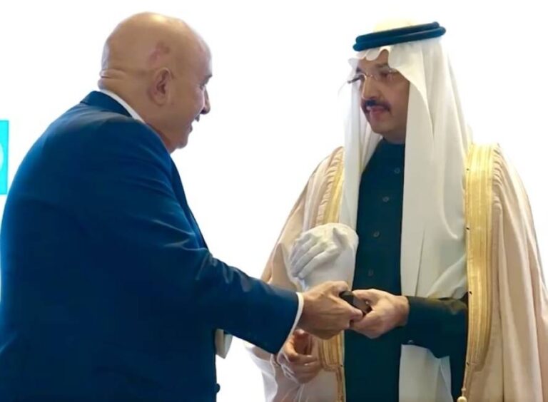 الأمير-تركي-بن-طلال-بن-عبدالعزيز-ينال-جائزة-الإنسانية-العالمية-في-قمة-البوسفور بإسطنبول