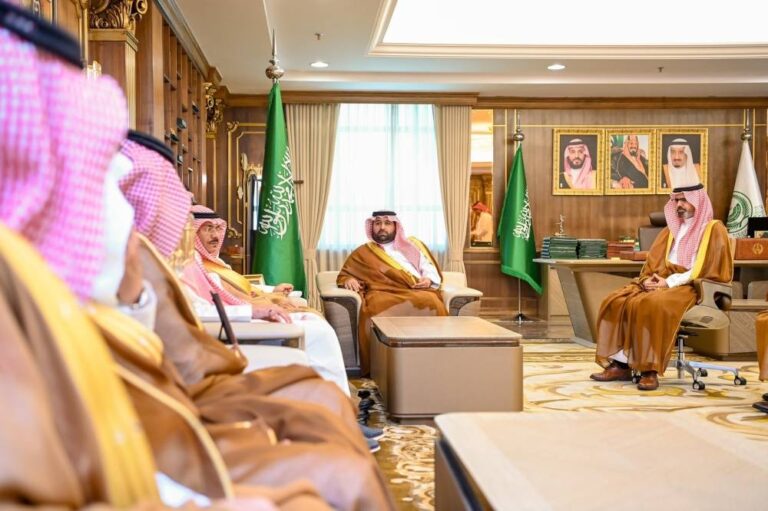 أمير-جازان-يبحث-تطوير-القطاع-الصحي