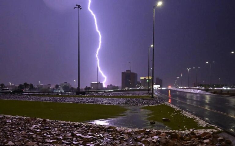 أمانة-جدة-تباشر-جهودها-الميدانية-للتعامل-مع-حالة-الأمطار