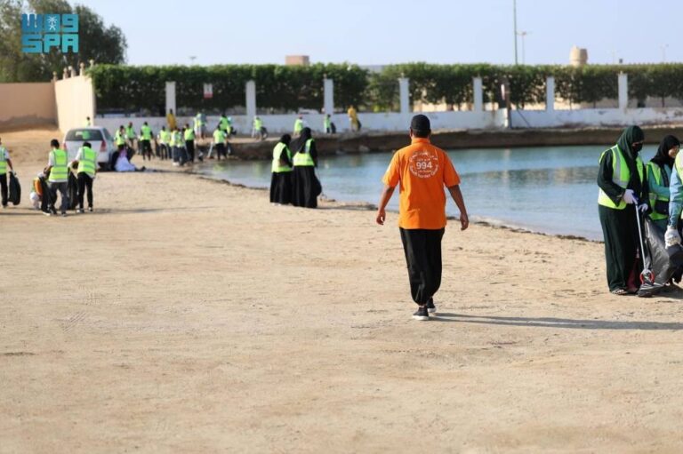 حملة-تطوعية-لتنظيف-شاطئ-شرم-ينبع