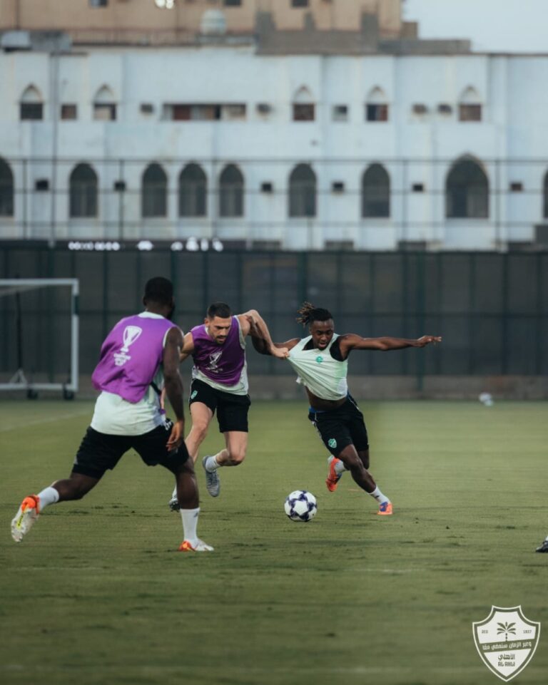 يايسله-يستبعد-5-لاعبين-من-تشكيل-الأهلي-الأساسي-أمام-الشارقة-الإماراتي