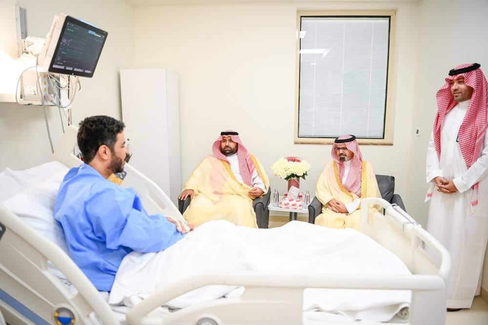 أمير-جازان-ونائبه-يطمئنان-على-صحة-مدير-التعليم