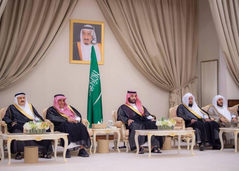 ولي-العهد-يستقبل-الأمراء-والعلماء-وجمعًا-من-المواطنين