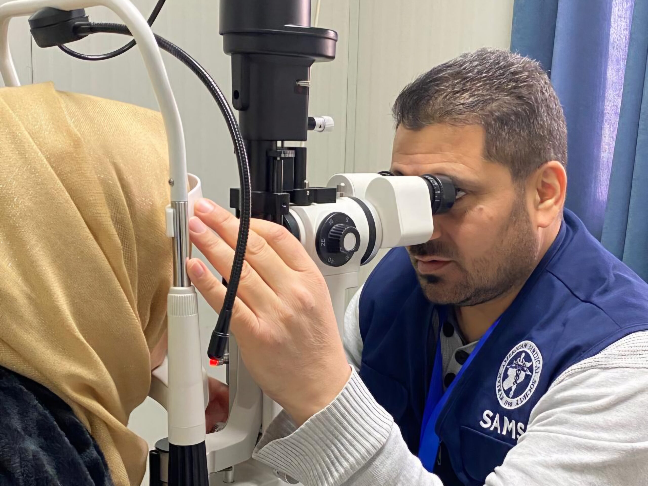 الدكتور رمضان التركي يشارك في الحملة الطبية الإنسانية بمركز SAMS في مخيم الزعتري