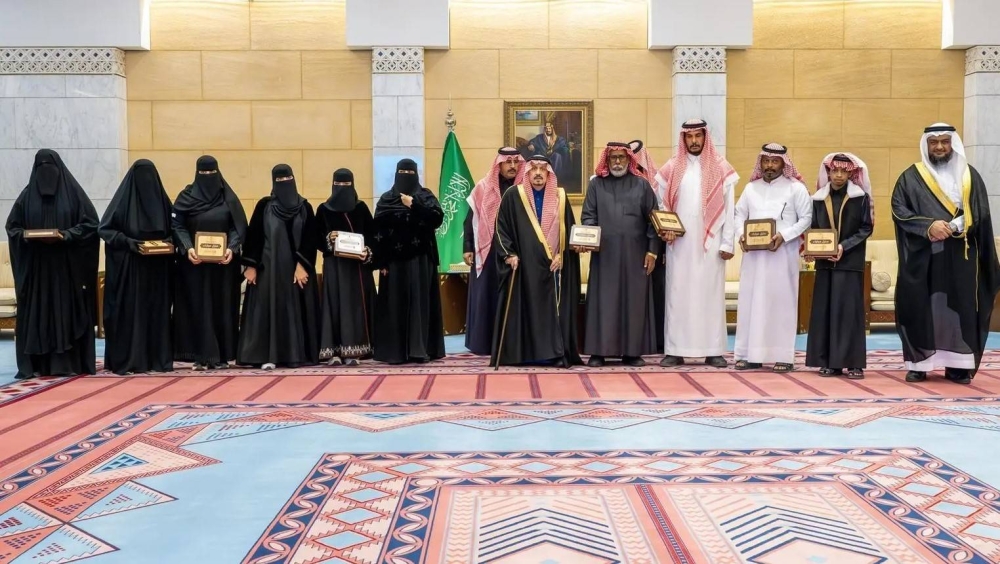 أمير-الرياض-يُسلِّم-وثائق-تملّك-الوحدات-السكنية-للمستفيدين-من-تبرع-ولي-العهد