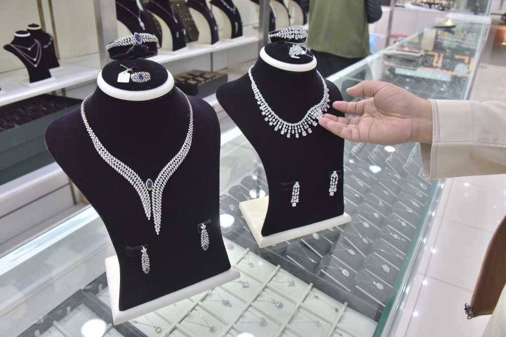 «زلزال-الفضة»-يلحق-خسائر-تاريخية-بأكبر-شركة-مجوهرات-في-العالم