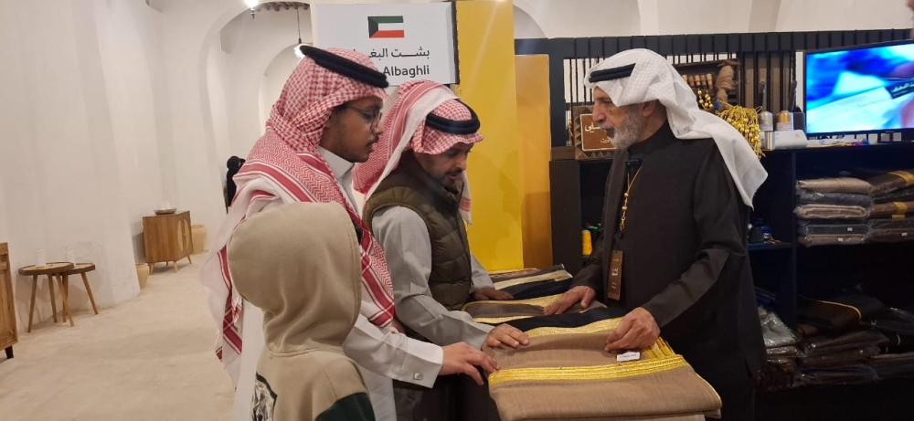 بالفيديو.-5-دول-عربية-تستعرض-فنون-حياكة-البشت-بالأحساء