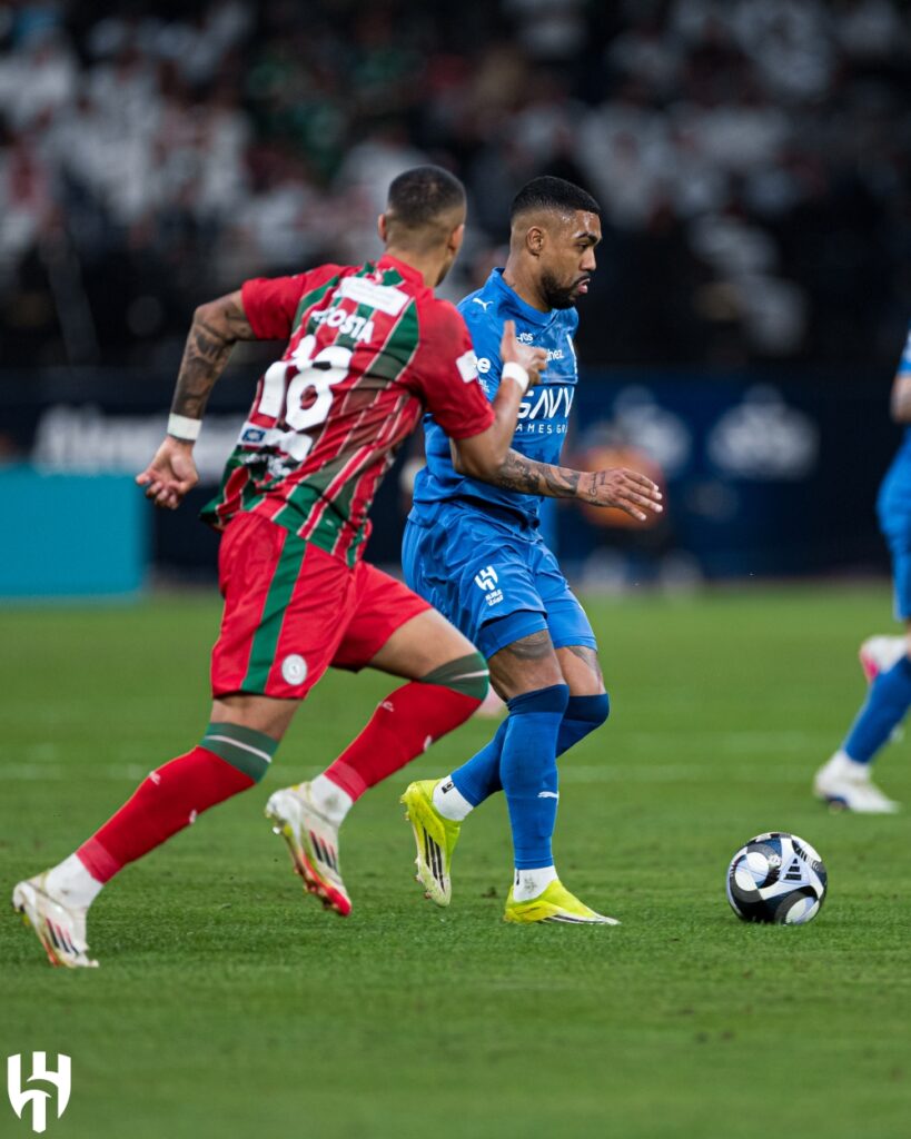 عاجل-لاعب-الاتفاق-يذهب-لغرفة-ملابس-الهلال-للحصول-على-قميص-بنزيما.-ورد-الأخير