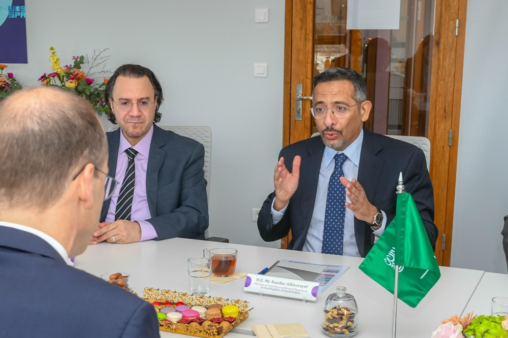 ليون.-وزير-الصناعة-يبحث-توطين-الصناعات-الدوائية-مع-شركات-عالمية