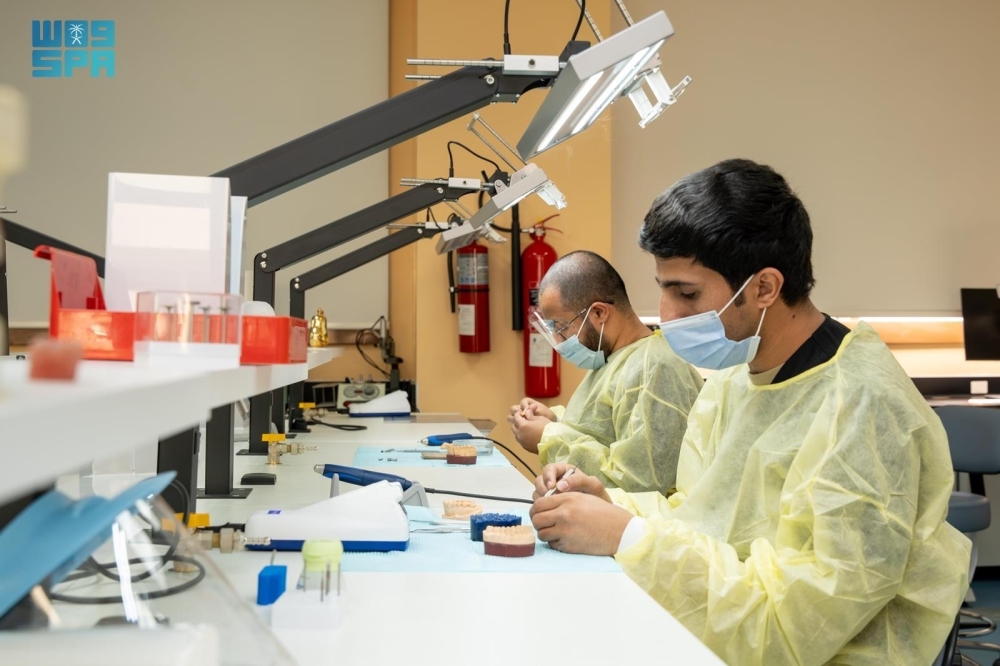 فحص-وتوعية-للحد-من-تسوس-الأسنان-بين-طلاب-الابتدائي