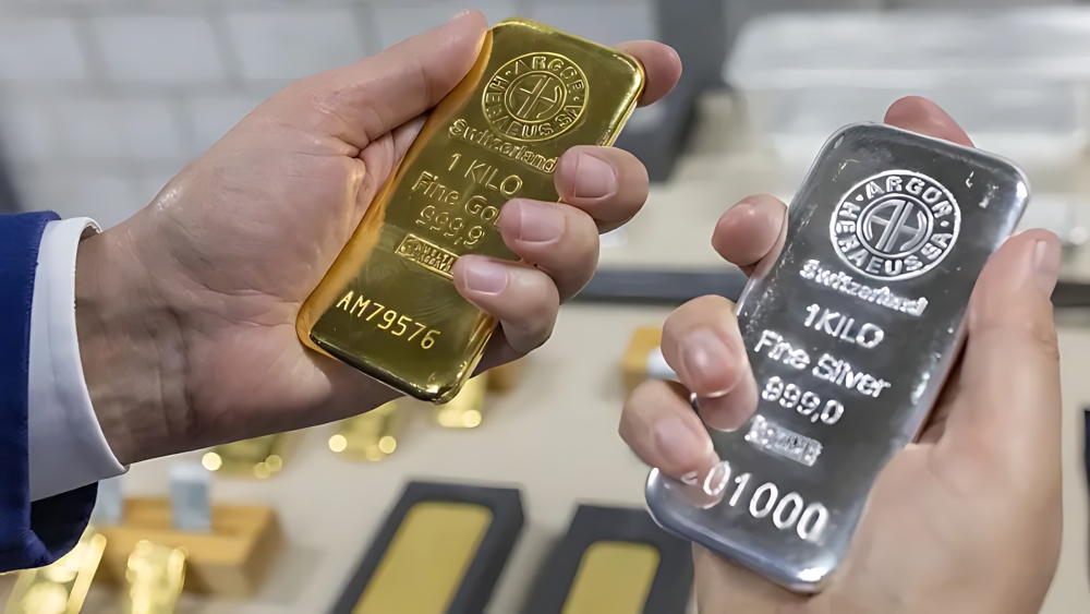 الذهب يستهل تعاملات الأسبوع على انخفاض والفضة تفقد 2%