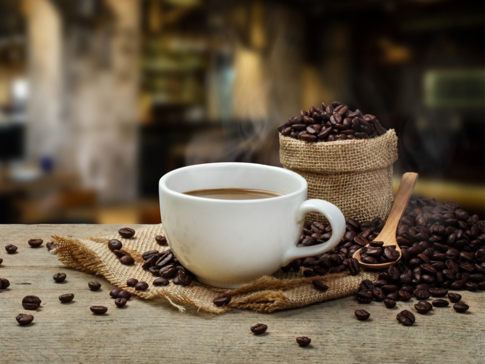 أسعار القهوة العالمية تسجل مستوى قياسيًا رغم تراجع عقود البن 17%