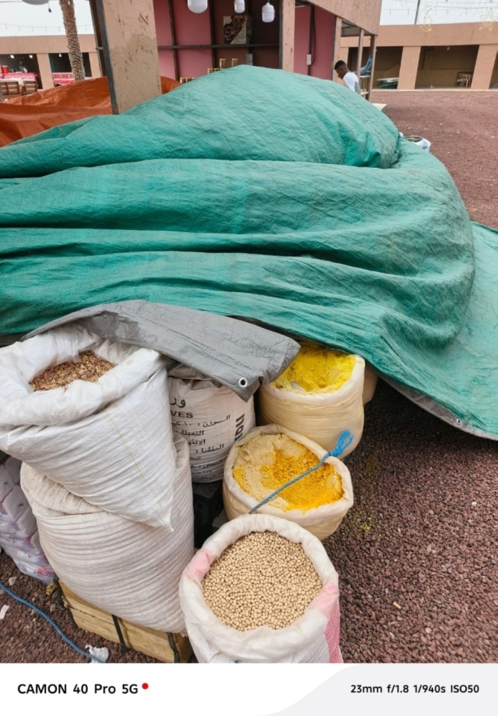 بسطات سوق الدرب الرمضاني تبحث عن الظل