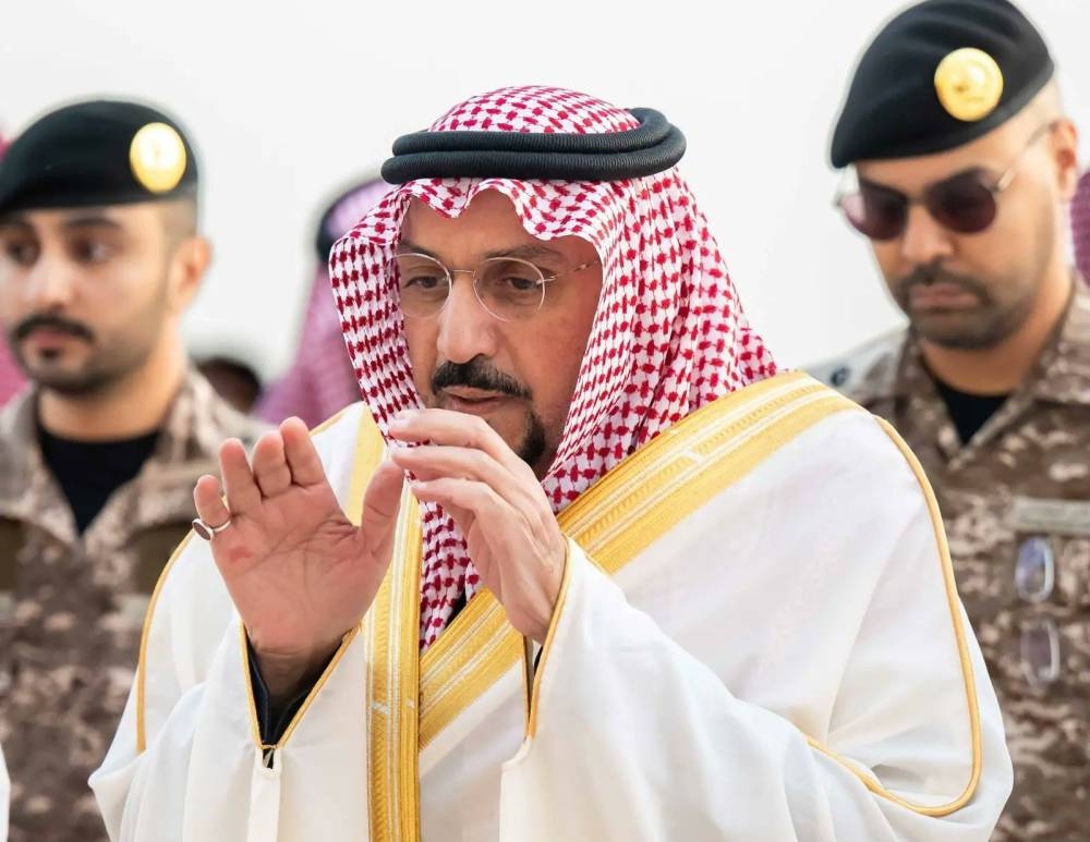 أمراء-المناطق-يتقدمون-المصلين-في-صلاة-العيد