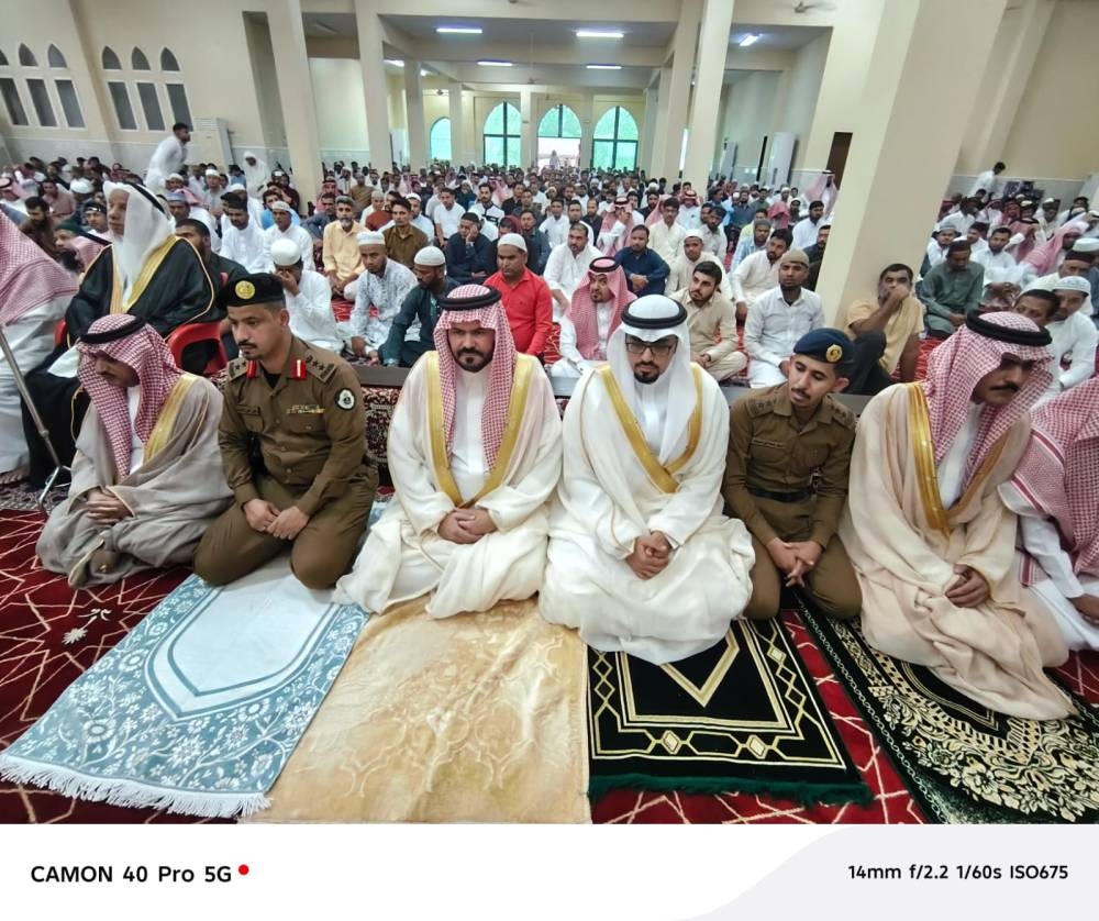 محافظ-الدرب-يتقدم-المصلين-في-صلاة-العيد