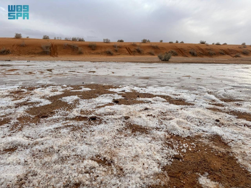 البرد-يرسم-لوحة-بيضاء-فوق-رمال-النفود