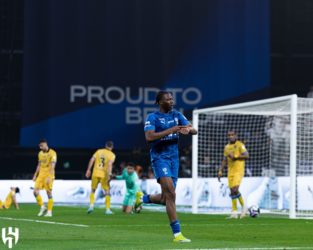 عاجل .. خبير تحكيمي يحسم الجدل حول أحقية الهلال في ركلة جزاء ضد التعاون