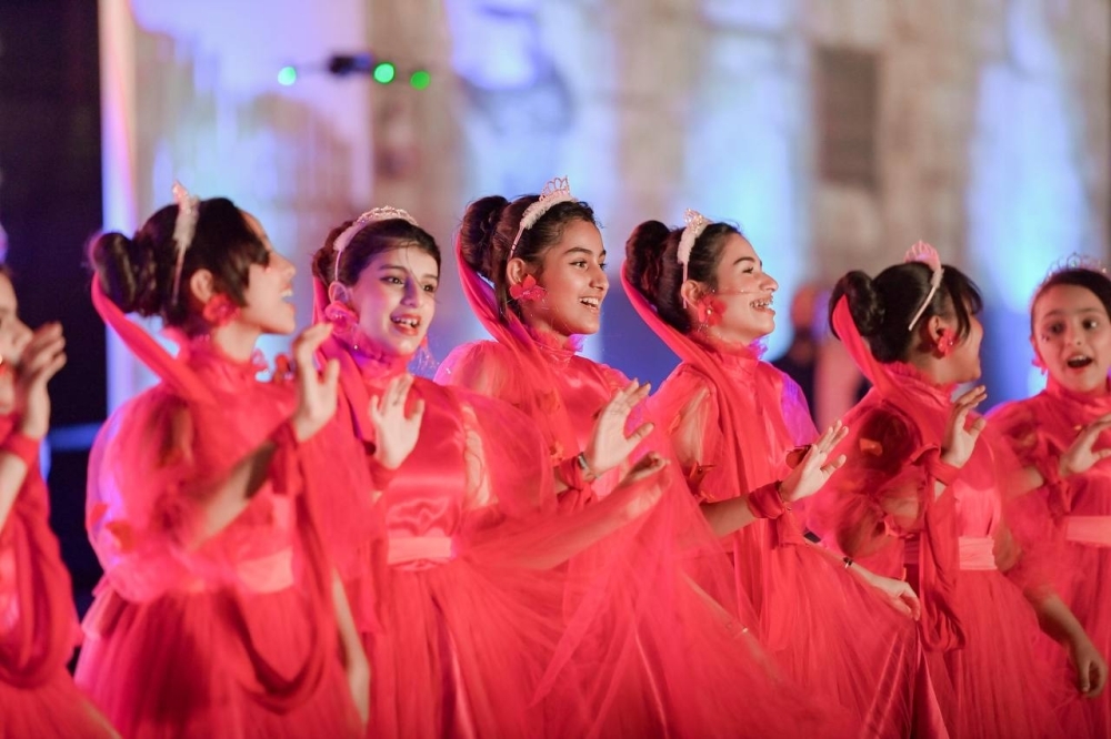 فرسان تتزيّن بالأرجواني.. كرات الحريد الحية تحول البحر إلى لوحة ساحرة