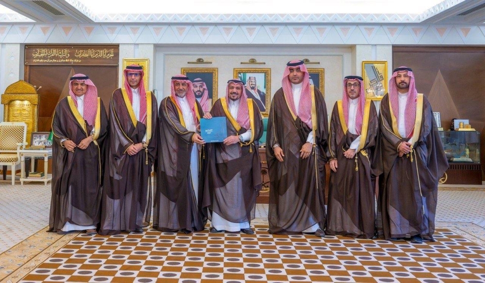 أمير القصيم يستقبل رئيس غرفة المنطقة ويتسلّم التقرير السنوي لعام 2025