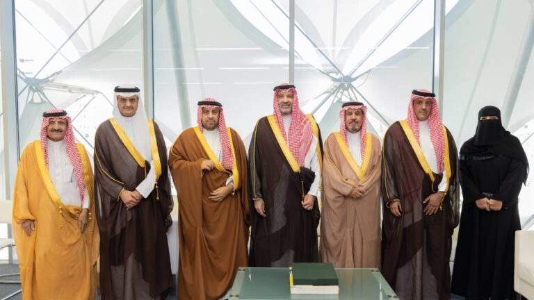 الأمير فيصل بن سلمان يلتقي أعضاء هيئة تحرير المجلة العلمية لمكتبة الملك فهد