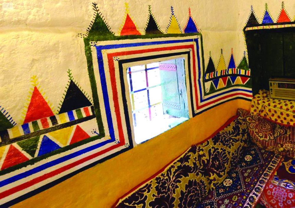 القط العسيري.. فن ينسج روعة الثقافة على جدران المنازل