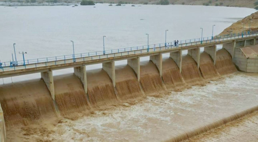 الحالة المطرية ترفع منسوب عدد من السدود بالمملكة إلى مستويات المفيض مع تصريف السيول