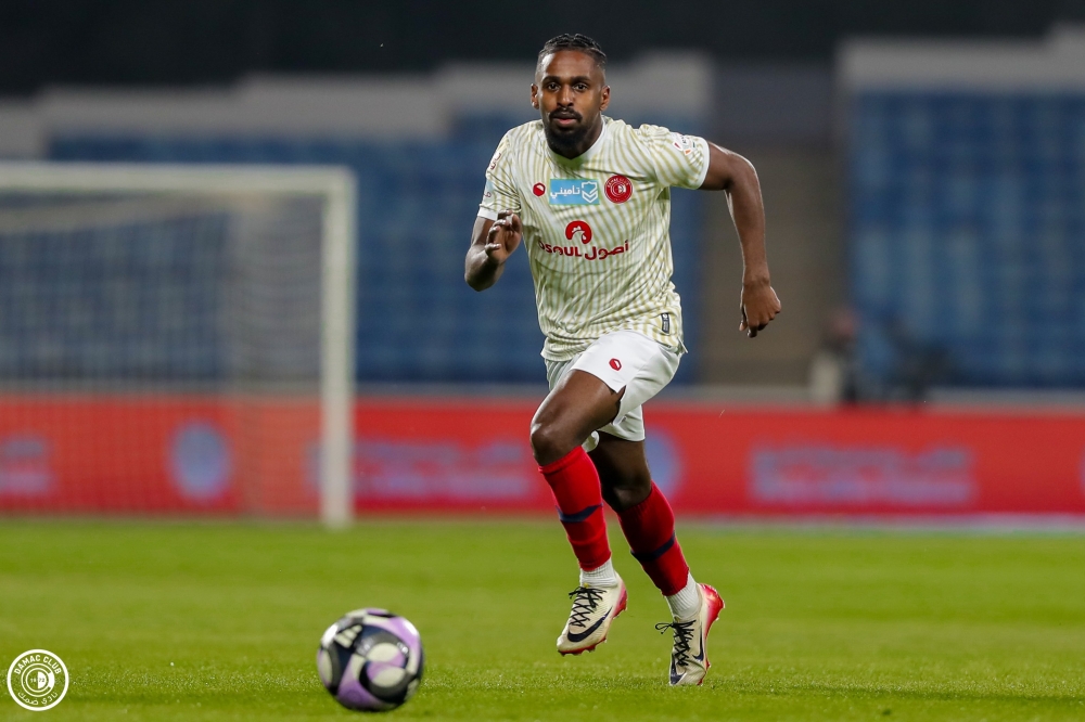 ضمك يفوز على الأخدود بثنائية دون رد في روشن