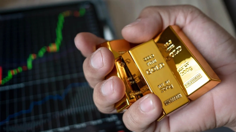 انخفاض أسعار الذهب مع صعود النفط وترقب نتائج المحادثات الإيرانية