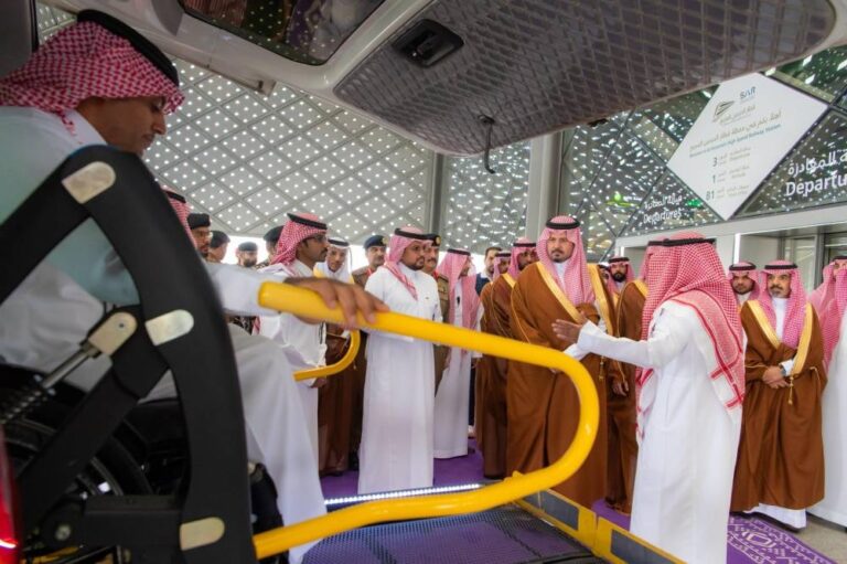 أمير-المدينة-يتفقد-محطة-قطار-الحرمين-وجاهزية-صحية-في-مطار-جدة