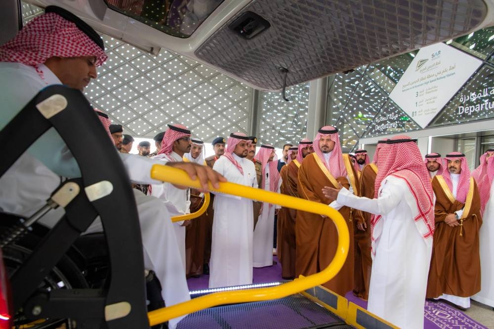 أمير المدينة يتفقد محطة قطار الحرمين وجاهزية صحية في مطار جدة