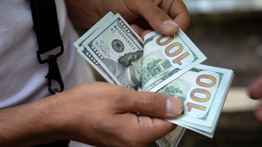 تباين سعر الدولار مقابل الجنيه اليوم الأحد في البنوك المصرية