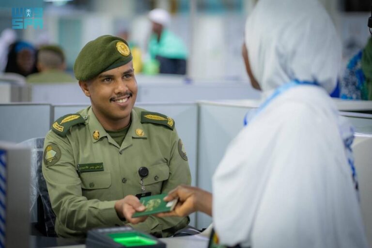 الجوازات-تستقبل-أولى-رحلات-حجاج-مالي