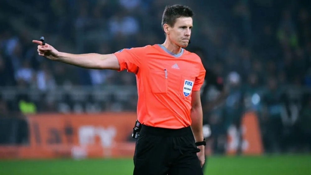 أدار 3 مباريات في روشن وشهد على خسارة ثقيلة للهلال.. من هو حكم نهائي كأس الملك؟