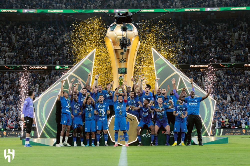 ماذا قالت الصحف العالمية عن تتويج كريم بنزيما والهلال بكأس الملك؟