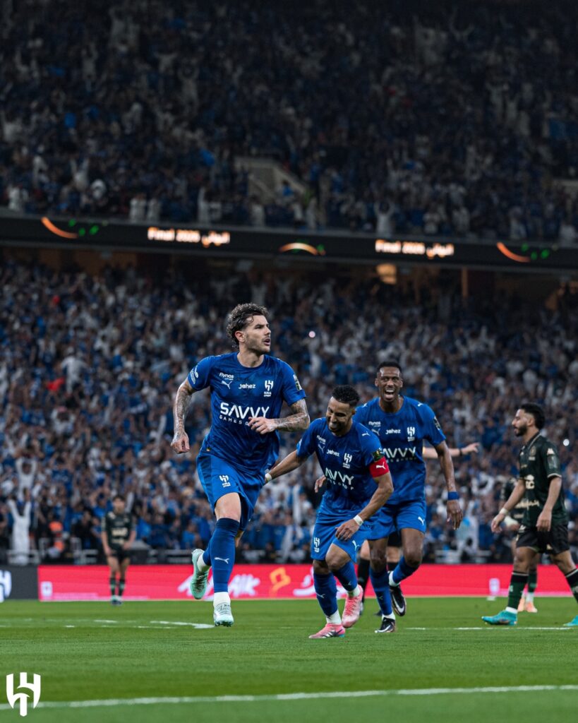 كأس الملك يزين بداياتهم.. 12 اسمًا تحتفل بأول بطولة مع الهلال