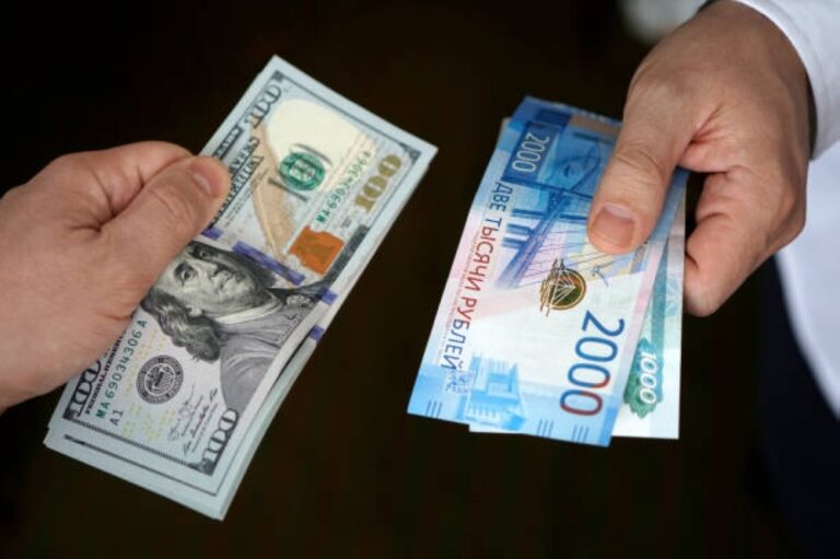 أمام-الروبل.-ارتفاع-سعر-صرف-اليورو-وانخفاض-الدولار-واليوان