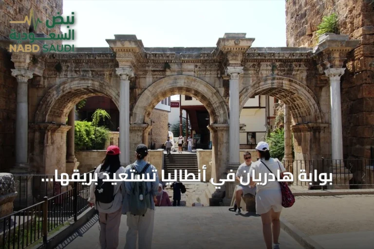 بوابة هادريان في أنطاليا تستعيد بريقها الليلي بعد مشروع إنارة جديد