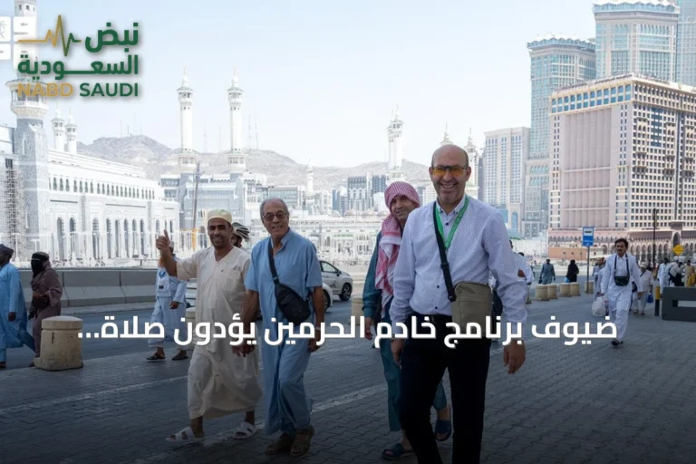 ضيوف برنامج خادم الحرمين يؤدون صلاة الجمعة في المسجد الحرام